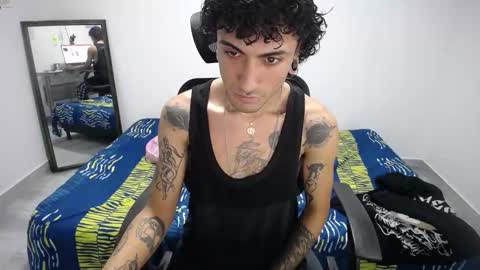 Snapshot of present_the_magic chatting on November 18, 2025, 7:46 am Plux online show from November 18, 2025, 7:46 am