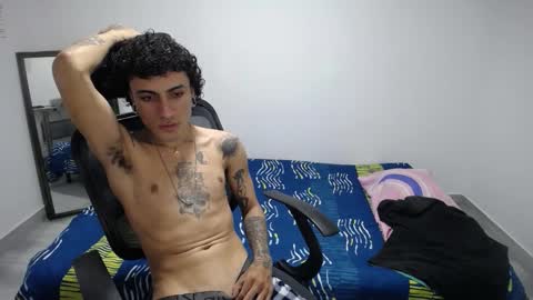 Snapshot of present_the_magic chatting on November 20, 2025, 4:51 pm Plux online show from November 20, 2025, 4:51 pm