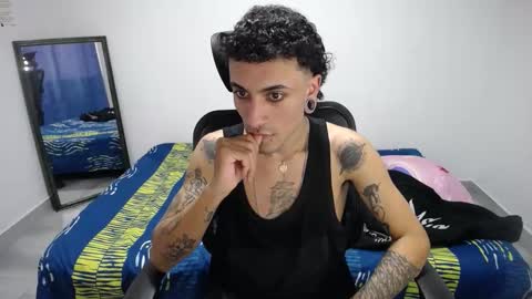 Snapshot of present_the_magic chatting on November 21, 2025, 9:02 pm Plux online show from November 21, 2025, 9:02 pm