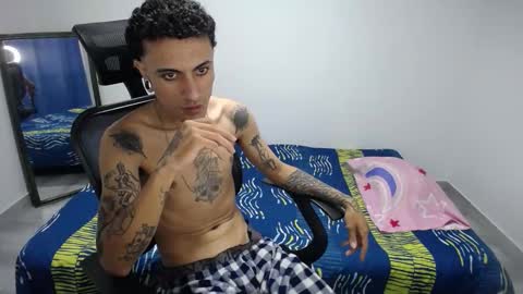 Snapshot of present_the_magic chatting on November 22, 2025, 5:56 pm Plux online show from November 22, 2025, 5:56 pm