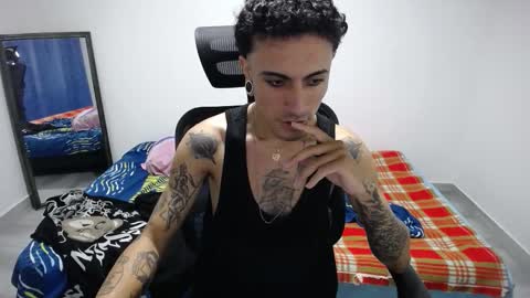 Snapshot of present_the_magic chatting on November 23, 2025, 7:08 am Plux online show from November 23, 2025, 7:08 am