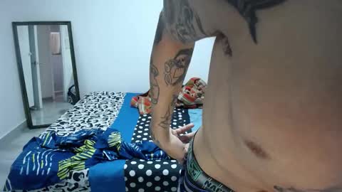 Snapshot of present_the_magic chatting on November 23, 2025, 7:35 pm Plux online show from November 23, 2025, 7:35 pm