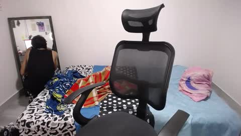 Snapshot of present_the_magic chatting on November 30, 2025, 6:12 pm Plux online show from November 30, 2025, 6:12 pm