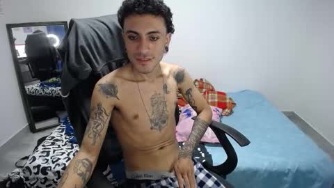 Snapshot of present_the_magic chatting on December 1, 2025, 10:15 pm Plux online show from December 1, 2025, 10:15 pm