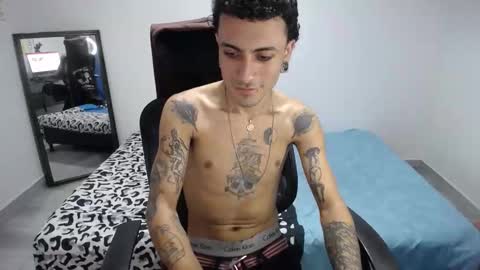 Snapshot of present_the_magic chatting on December 3, 2025, 6:39 pm Plux online show from December 3, 2025, 6:39 pm