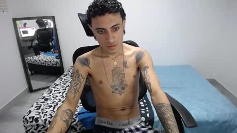 Snapshot of present_the_magic chatting on December 5, 2025, 7:10 pm Plux online show from December 5, 2025, 7:10 pm