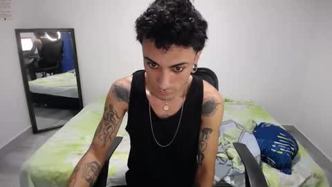 Snapshot of present_the_magic chatting on December 16, 2025, 6:40 am Plux online show from December 16, 2025, 6:40 am