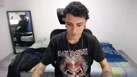 Snapshot of present_the_magic chatting on December 21, 2025, 7:54 pm Plux online show from December 21, 2025, 7:54 pm