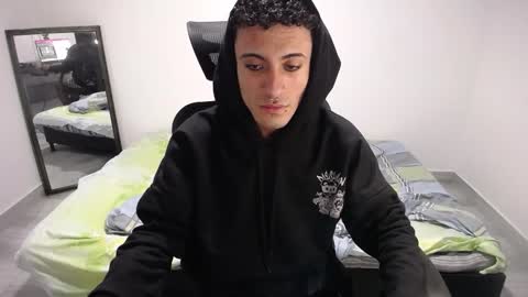 Snapshot of present_the_magic chatting on January 11, 2026, 3:55 am Plux online show from January 11, 2026, 3:55 am