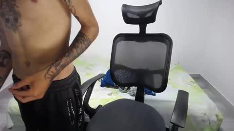 Snapshot of present_the_magic chatting on January 13, 2026, 9:53 pm Plux online show from January 13, 2026, 9:53 pm