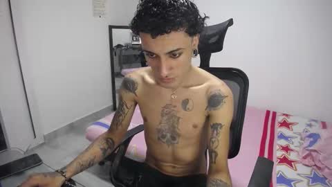 Snapshot of present_the_magic chatting on January 15, 2026, 7:06 pm Plux online show from January 15, 2026, 7:06 pm