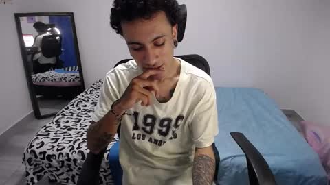 Snapshot of present_the_magic chatting on February 2, 2026, 5:06 am Plux online show from February 2, 2026, 5:06 am