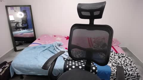 Snapshot of present_the_magic chatting on February 4, 2026, 6:36 pm Plux online show from February 4, 2026, 6:36 pm