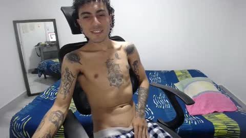 Snapshot of present_the_magic chatting on March 25, 2026, 5:57 am Plux online show from March 25, 2026, 5:57 am