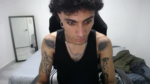 Snapshot of present_the_magic chatting on April 10, 2026, 5:56 am Plux online show from April 10, 2026, 5:56 am