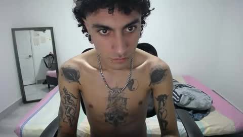 Snapshot of present_the_magic chatting on April 16, 2026, 4:57 am Plux online show from April 16, 2026, 4:57 am