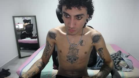 Snapshot of present_the_magic chatting on April 19, 2026, 4:34 am Plux online show from April 19, 2026, 4:34 am
