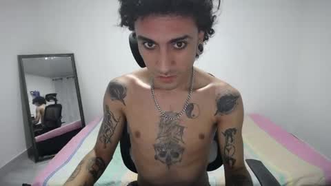 Snapshot of present_the_magic chatting on April 23, 2026, 5:08 am Plux online show from April 23, 2026, 5:08 am