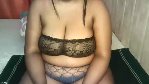 Snapshot of pretty_bums chatting on November 6, 2025, 11:59 pm chichi online show from November 6, 2025, 11:59 pm