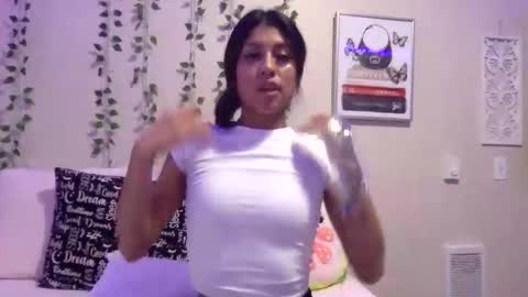 pretty_girl828687 online show from November 12, 2025, 10:30 pm