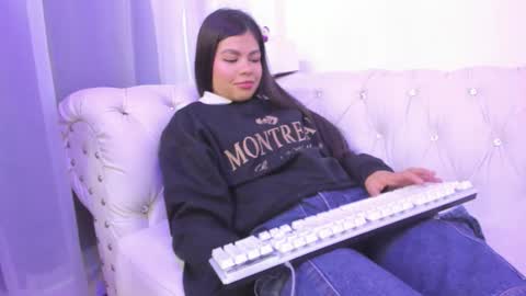 pretty online show from November 21, 2025, 11:42 am