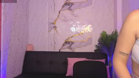pretty_tay online show from April 21, 2026, 11:38 am