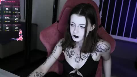 Snapshot of prettybones chatting on October 13, 2025, 8:53 pm Violet online show from October 13, 2025, 8:53 pm