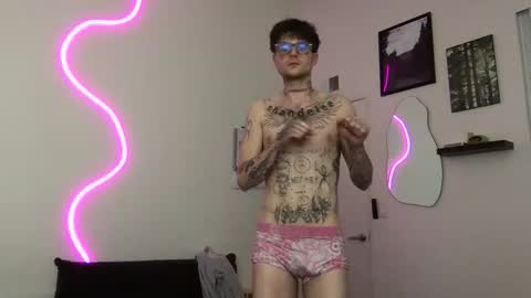 pretty boy online show from December 15, 2025, 3:33 am