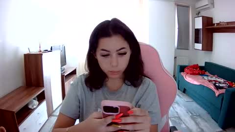 prettyjulliette online show from September 15, 2025, 12:38 pm