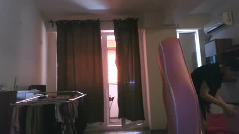 prettyjulliette online show from June 19, 2026, 12:20 pm