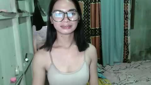 prettykhelcy online show from April 13, 2026, 1:49 pm