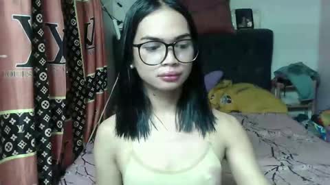 prettykhelcy online show from May 3, 2026, 10:10 am