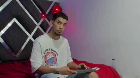 prince_arthur77 online show from December 13, 2024, 12:50 pm
