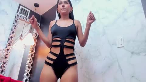 Snapshot of princesslittle_4u chatting on November 11, 2025, 10:15 am online show from November 11, 2025, 10:15 am