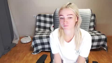 Polly online show from December 1, 2025, 1:27 pm