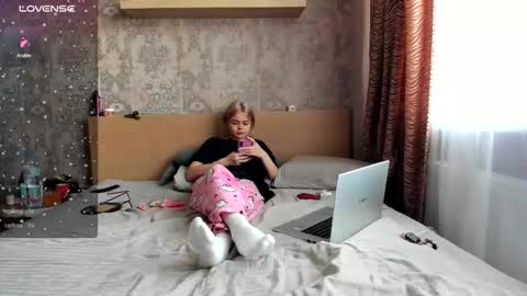 Snapshot of purebeautie chatting on October 3, 2025, 12:35 pm Katty online show from October 3, 2025, 12:35 pm