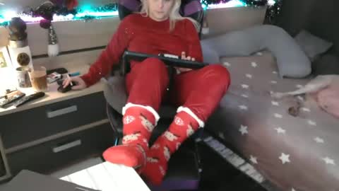 Snapshot of pussy_for_u chatting on January 1, 2025, 12:00 pm Lara online show from January 1, 2025, 12:00 pm