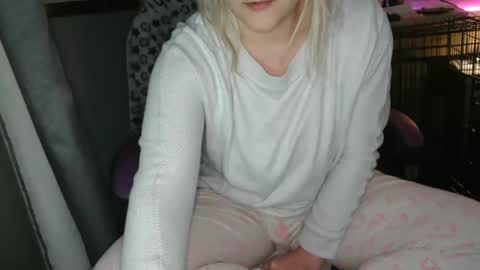 Snapshot of pussy_for_u chatting on February 25, 2025, 10:39 pm Lara online show from February 25, 2025, 10:39 pm