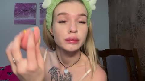 Lina online show from September 21, 2025, 4:19 pm