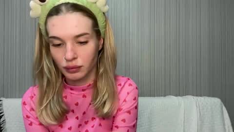 Lina online show from November 3, 2025, 12:06 pm