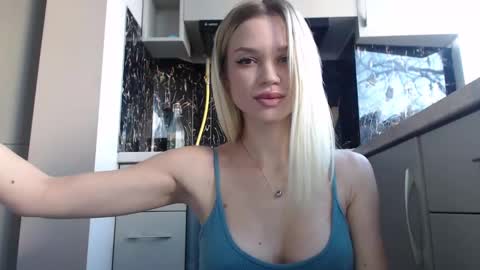 Snapshot of qeeensgambit chatting on January 11, 2025, 10:40 am Milana online show from January 11, 2025, 10:40 am