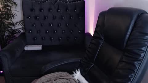 qt_luna18 online show from December 6, 2024, 8:18 pm