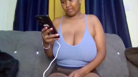 queen_doli online show from April 27, 2026, 6:39 pm