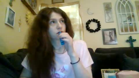 queencrimsonlvx online show from July 3, 2026, 3:24 am