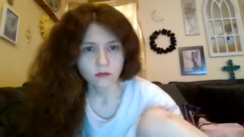 queencrimsonlvx online show from July 20, 2026, 8:17 am