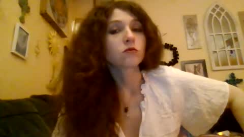 queencrimsonlvx online show from July 22, 2026, 6:05 am