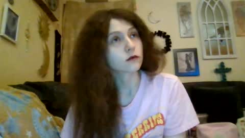queencrimsonlvx online show from August 3, 2026, 2:43 am