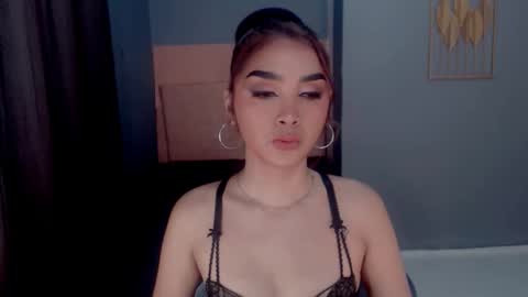 queenemeraldts online show from December 22, 2025, 1:57 am