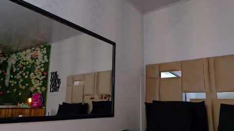 QUEENJEENN online show from October 1, 2025, 12:16 am