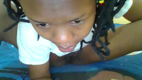 queenleona61 online show from October 3, 2025, 5:15 am